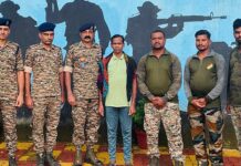 खुनाचे आठ गुन्हे दाखल असलेल्या जहाल नक्षलवाद्याचे पोलिसांपुढे आत्मसमर्पण