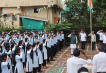 माजी खा.अशोक नेते यांच्या हस्ते गडचिरोलीत विविध ठिकाणी ध्वजारोहण