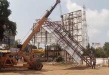 घाटकोपरमधील होर्डिंग दुर्घटनेचा धसका गडचिरोलीत, होर्डिंग काढले