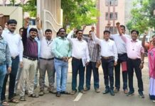 जिल्हाधिकारी कार्यालयासमोर निदर्शने करून पाळला राष्ट्रीय निषेध दिन