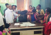 अन् संतप्त गावकऱ्यांनी घातला सरपंच, ग्रामसेविकेच्या खुर्चीला चपलांचा हार