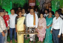 मंत्री धर्मरावबाबा आत्राम यांच्या हस्ते सायकली व शिलाई मशीनचे वाटप