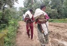 दोन मुलांचे कलेवर खांद्यावर घेऊन त्यांनी चिखल तुडवत धरली गावाची वाट