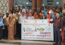 सीईओ आयुषी सिंह यांनी मशालज्योत पेटवून दिला स्वच्छतेचा संदेश