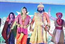 शाहीर सीमा पाटील यांनी गीत, नृत्यातून उलगडले महापुरुषांचे जीवनपट