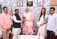 जिल्ह्यातील विविध विकास कामांवर माजी खा.नेते यांची राज्यपालांसोबत चर्चा