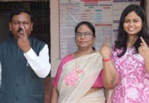 मतदानाचा हक्क बजावत अशोक नेते यांनी मतदान केंद्रांना दिल्या भेटी