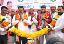 महाराष्ट्राचे शक्तीकेंद्र गेले गुजरातला, ही निवडणूक आत्मसन्मानाची लढाई