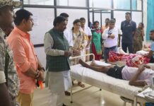 आंघोळीसाठी नदीवर जाणाऱ्या भाविकांचा ट्रॅक्टर वळणावर उलटला, 22 जखमी