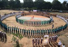 आकर्षक मानवी साखळीतून विद्यार्थ्यांची मतदार जनजागृती आणि शपथग्रहण