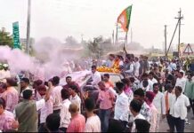 चामोर्शीत भाजपाचा विजयी जल्लोष, खुल्या वाहनावर काढली मिरवणूक