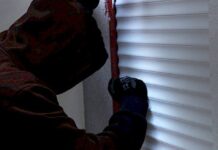 अल्पवयीन नोकरानेच दुकान फोडून चोरले मालकाचे तीन लाख रुपये