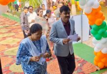 जिल्हाधिकारी, एसपींनी केले आदर्श मतदान केंद्रावर जाऊन सहकुटुंब मतदान