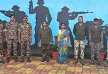 छत्तीसगडी महिला माओवाद्याने केले गडचिरोलीत पोलिसांपुढे आत्मसमर्पण