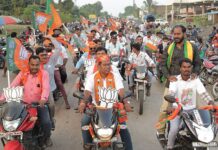 चामोर्शी तालुक्यात बाईक रॅलीतून डॉ.मिलिंद नरोटे यांच्या प्रचाराला वेग