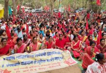 न्यायालयाच्या निर्णयाचे पालन करा, अंगणवाडी सेविकांचे धरणे आंदोलन