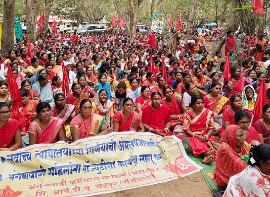 न्यायालयाच्या निर्णयाचे पालन करा, अंगणवाडी सेविकांचे धरणे आंदोलन