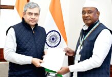 रेल्वेगाड्यांच्या थांब्यांसह कामांना गती देण्यासाठी रेल्वेमंत्री वैष्णव यांना पत्र