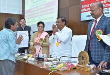 जिल्हा परिषदेच्या समाजकल्याण विभागाद्वारे विविध लाभांचे वाटप