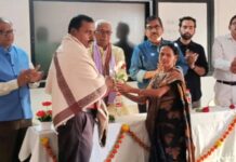 शिक्षक कातरकर आणि ज्येष्ठ लिपिक रामटेके यांचा सेवानिवृत्तीनिमित्त सत्कार