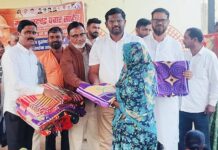 राष्ट्रवादी काँग्रेस (श.प.)च्या वतीने विद्यार्थी व वृद्धांना साहित्याचे वाटप