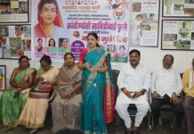 महिला मुक्ती दिनानिमित्त भाजपच्या जुन्या महिला कार्यकर्त्याचा सत्कार