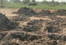 तलावाला लागून उभारताहेत शाळा, येनापूरचे सरपंचच झाले कंत्राटदार