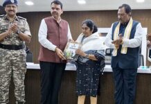 नक्षली नेता ताराक्कासह 11 जहाल नक्षलवाद्यांची मुख्यमंत्र्यांपुढे शरणागती