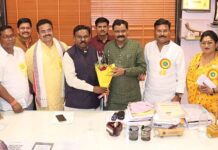 मा.खा.अशोक नेते यांच्या निवासस्थानी आदिवासी विकास मंत्र्यांचे स्वागत