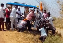 अर्धवट पुलावर टळला अपघात, नाल्यात जाताजाता वाचला ई-रिक्शा