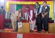 कामगार विभागाकडून चामोर्शीत विविध साहित्य व टूल किटचे वाटप