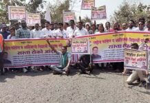 रस्त्यांच्या बांधकामासाठी आलापल्लीत काँग्रेसने दोन तास रोखली वाहतूक