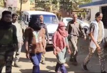 पोलीस जवानाचा बळी घेणाऱ्या महिला-पुरूष नक्षलवाद्यांना अटक