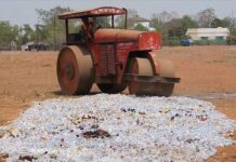 61 लाखांच्या दारूच्या बाटल्यांचा रोड-रोलरखाली केला चुराडा