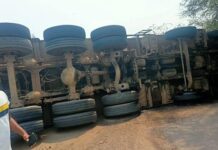 ट्रक अनियंत्रित होऊन उलटला, दुचाकीस्वारासह चौघे जखमी