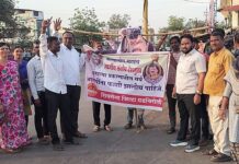 शिवसेनेने गांधी चौकात दिली वाल्मिक कराडच्या पुतळ्याला फाशी