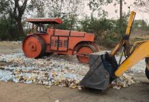 गडचिरोलीत नष्ट केल्या 87 गुन्ह्यांत जप्त केलेल्या दारूच्या बाटल्या