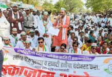 भर उन्हात काँग्रेस पदाधिकाऱ्यांसह शेतकऱ्यांनी अडविला राष्ट्रीय महामार्ग
