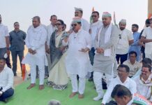 गोसीखुर्दच्या पाण्यासाठी वैनगंगेत ठिय्या, नदीपात्रात पाणी सोडा, अन्यथा घेराव