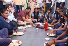 आदिवासी विकासमंत्री उईके यांनी विद्यार्थिनींसोबत बसून घेतले जेवण