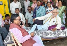 पुलखलमध्ये उपोषणकर्त्या शेतकऱ्यांची डॉ.अशोक नेते यांनी घेतली भेट