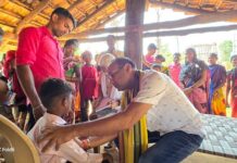 गडचिरोलीकर डॅाक्टरांची यावर्षीही बिनागुंडातील आदिवासींना सेवा