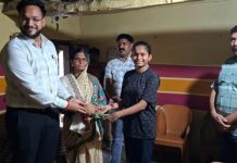 प्रकल्प अधिकाऱ्यांनी गुणवंतांचा घरी जाऊन केला सत्कार