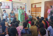 किशोरवयीन मुलींच्या प्रशिक्षणाला जिल्हा कार्यक्रम अधिकाऱ्यांची भेट