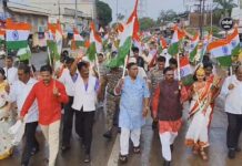 रिमझिम पावसात निघालेल्या तिरंगा रॅलीने वेधले गडचिरोलीकरांचे लक्ष