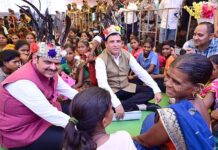 छत्तीसगड सीमेवरील कवंडेत मुख्यमंत्र्यांचा नागरिकांशी संवाद