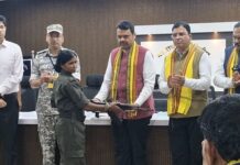 12 वरिष्ठ माओवाद्यांनी केले मुख्यमंत्र्यांसमोर आत्मसमर्पण