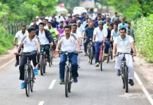 पोलीस अधिकारी-कर्मचाऱ्यांची गडचिरोलीत सायकलस्वारी