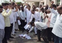 महावितरणने खाल्ली जीएसटी, काँग्रेसकडून चेकची होळी