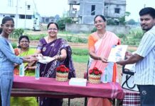 स्पर्धा परीक्षांची पुस्तके वाटून साजरा केला जन्मदिवस